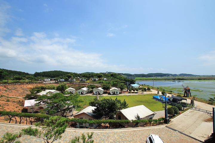 Friends and Boat Pier Camping Resort