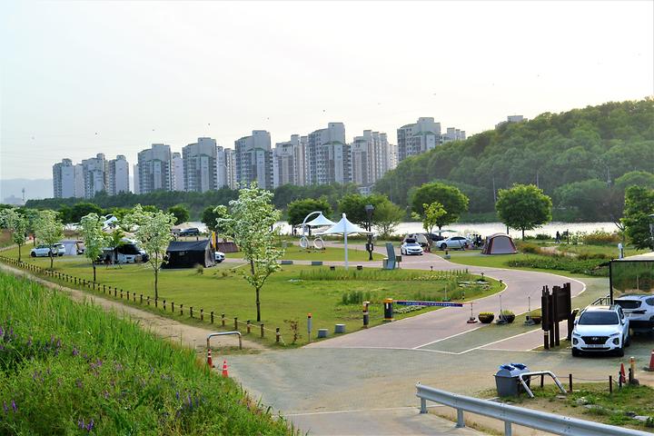 Geumho River Auto Camping Ground