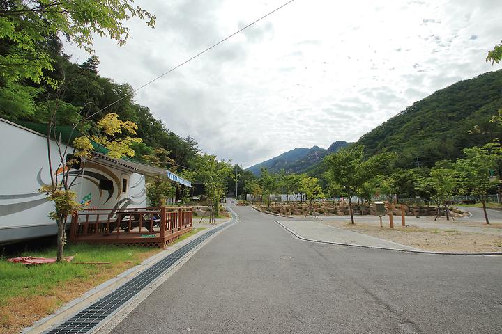 Cheongpung Lake Auto Camping Site