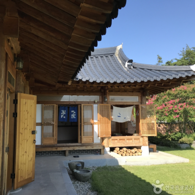 Dalbit Hanok Suryuhwagae [Korea Quality] / 달빛한옥 수류화개 [한국관광 품질인증]